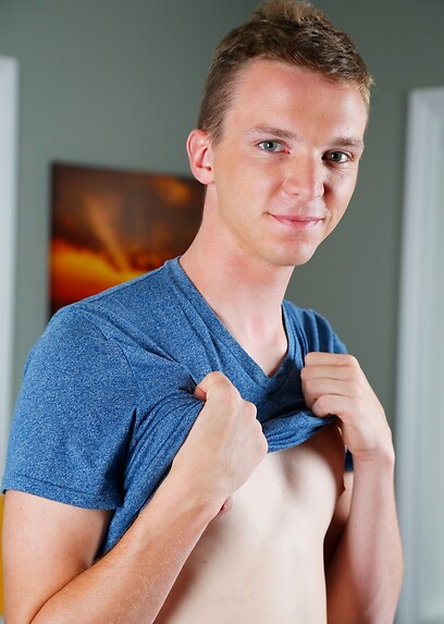 Skinny jocks Adrian Rivers tops Jessie Kale's twink ass