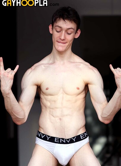 18 Y/O Ballet Dancer Kingsley Kross Gives Himself A Massive Facial!