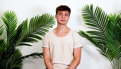 Pretty Boy Lucas Walker Is A Virgin?!
